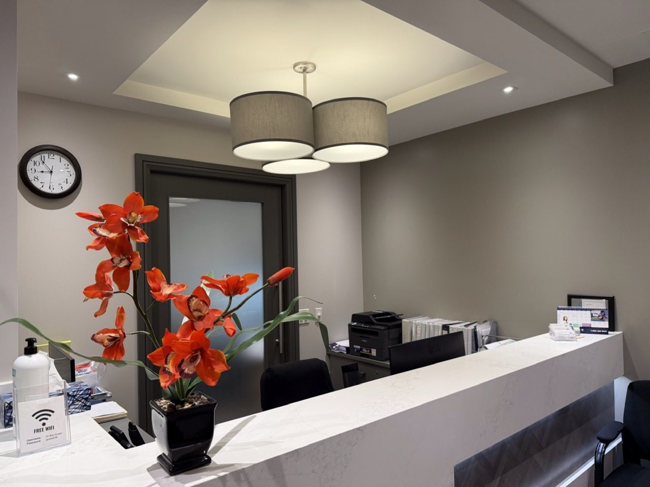 Baiwei Dental reception desk